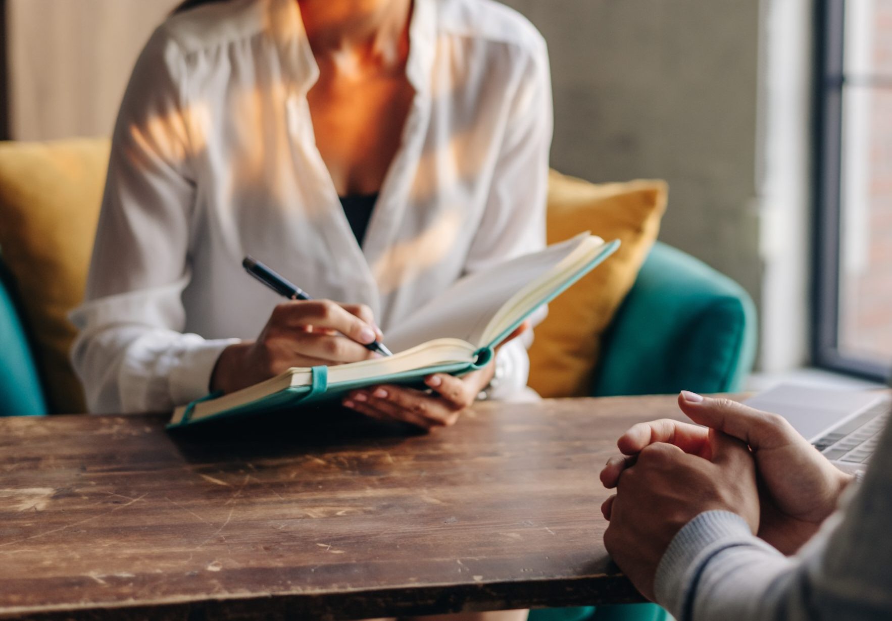 Photo illustrant une consultation chez un psychologue, zoom sur les mains. Photo illustrant la thérapie de soutien